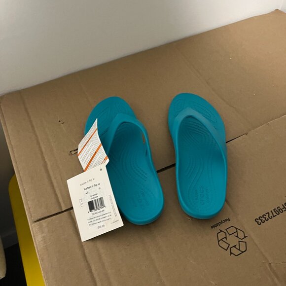 Crocs Kadee II Thong Flip Flops Womens Size 6W Aqua Iconic Comfort NWT - Picture 2 of 3